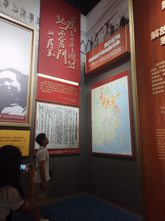 19,墙上贴着海报描述已自动生成