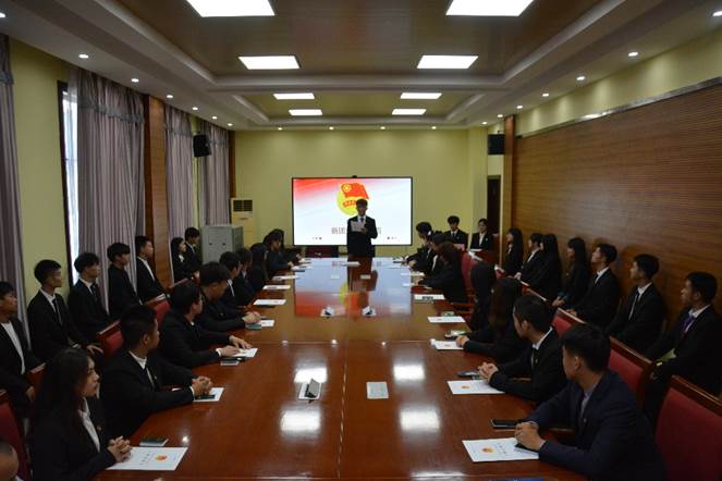 会议室里的人们描述已自动生成 会议室里的人们描述已自动生成