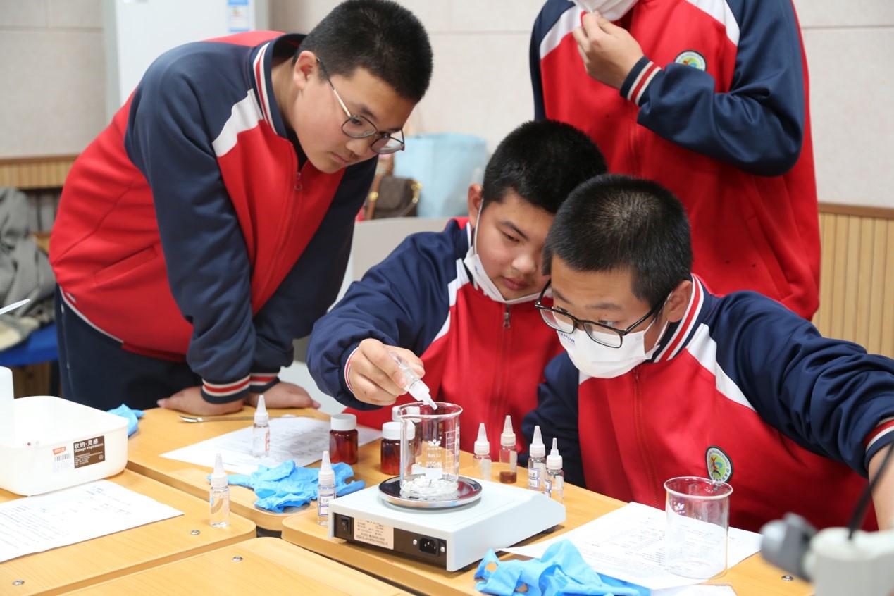 人们在看台上的人在桌子前切蛋糕中度可信度描述已自动生成