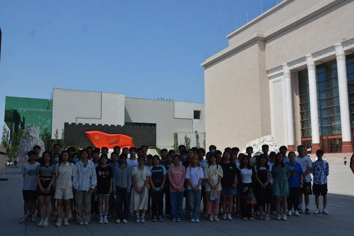 15,广场上的人群描述已自动生成