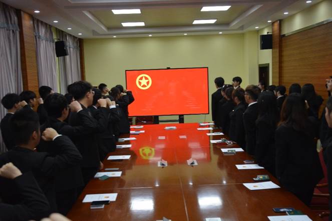 会议室里的人们描述已自动生成 会议室里的人们描述已自动生成