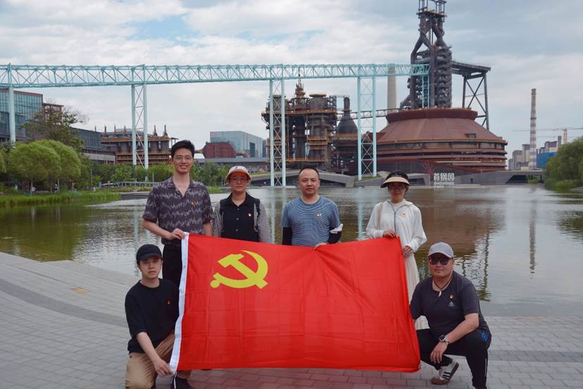 男人和女人站在船上描述已自动生成 男人和女人站在船上描述已自动生成