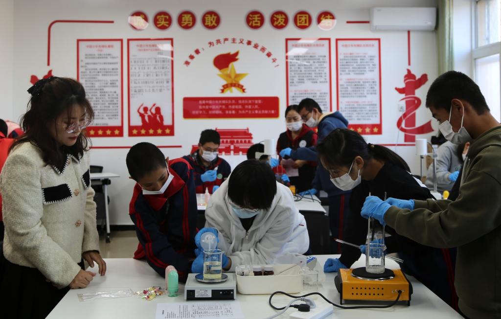 一群人在桌子前描述已自动生成