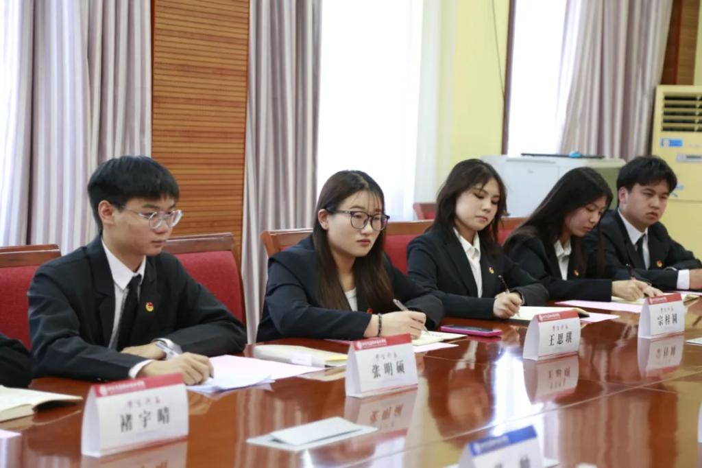 一群人坐在桌子前描述已自动生成