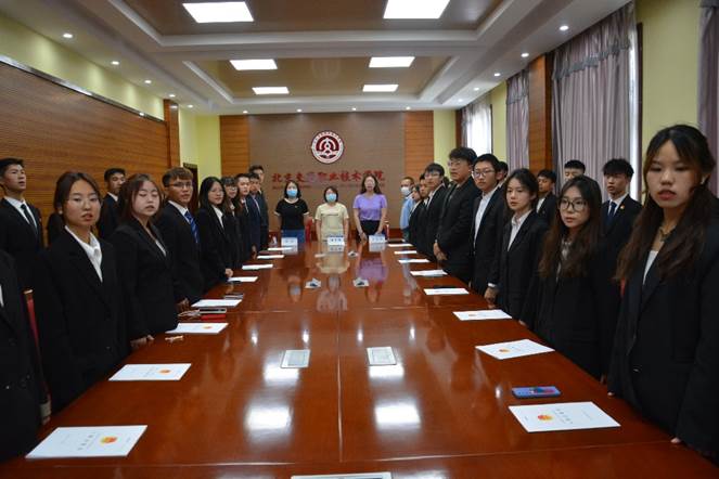 会议室里的人们描述已自动生成 会议室里的人们描述已自动生成