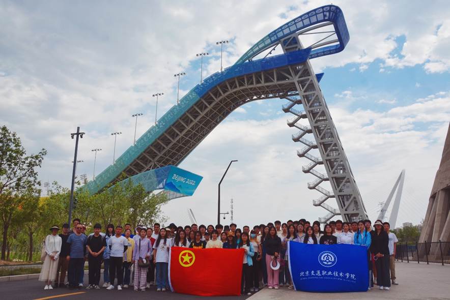 人们站在船上低可信度描述已自动生成 人们站在船上低可信度描述已自动生成