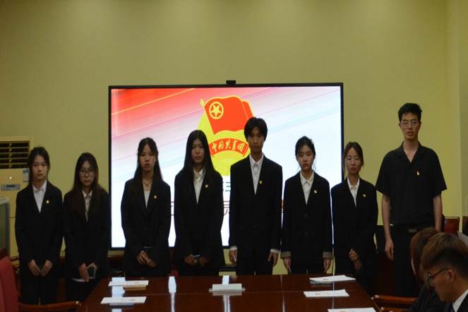 一群人站在台上演讲描述已自动生成 一群人站在台上演讲描述已自动生成