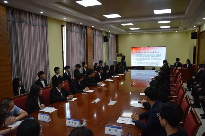 会议室里的人们描述已自动生成 会议室里的人们描述已自动生成