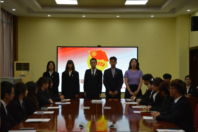 一群人站在台上演讲描述已自动生成,一群人正在聊天描述已自动生成,会议室里的人们描述已自动生成 一群人站在台上演讲描述已自动生成,一群人正在聊天描述已自动生成,会议室里的人们描述已自动生成