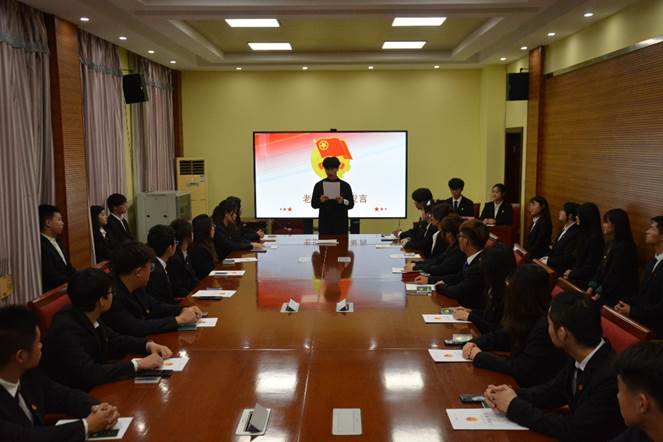 会议室里的人们描述已自动生成 会议室里的人们描述已自动生成