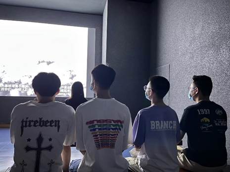 男人们站在一起描述已自动生成 男人们站在一起描述已自动生成