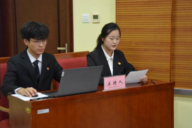 桌子上放着笔记本电脑前的人中度可信度描述已自动生成 桌子上放着笔记本电脑前的人中度可信度描述已自动生成