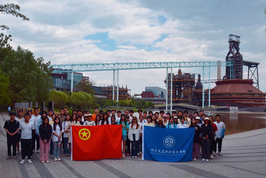 建筑前的广场上有许多人描述已自动生成 建筑前的广场上有许多人描述已自动生成